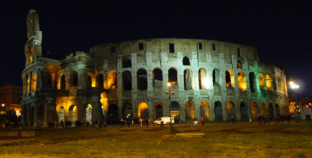 Panorámica nocturna del Coliseo