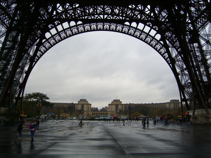 La torre Eiffel enmarcando el Palais