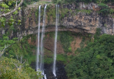 Cascada de Chamarel (2764 visitas) Cascada de Chamarel, cerca de las Terres de Couleur. Una de tantas, pero muy visitada Cascada de Chamarel