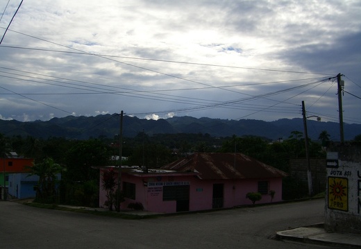 Anocheciendo (3244 visitas) Anocheciendo en Palenque, con las montañas y la selva al fondo Anocheciendo