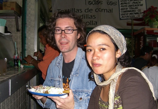 Comiendo flautas en Coyoacán (3030 visitas) Comiendo flautas en Coyoacán Comiendo flautas en Coyoacán