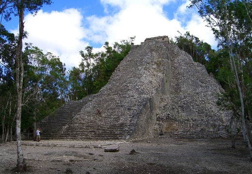 Nohoch Mul (2376 visitas) Nohoch Mul es la estructura más alta del mundo Maya (42m) Nohoch Mul