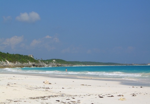 Playa y arqueología (1990 visitas) Playa y arqueología Al fondo se ve el sitio arqueológico de Tulum Playa y arqueología
