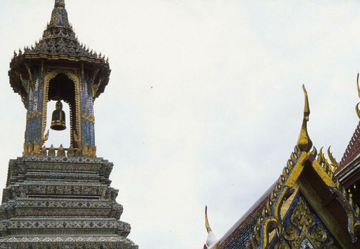Campana (2327 visitas) Campana de templo budista Estatua de Buda con flor de loto Campana
