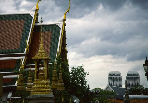 Contraste (2285 visitas) Contraste de épocas Contraste entre la modernidad de Bangkok y la zona del Palacio Real Contraste