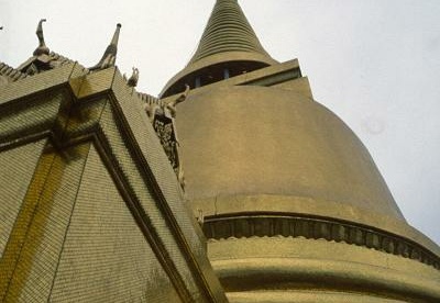 Cúpulas (2182 visitas) Cúpulas de estupa budista Las estupas son templos que contienen reliquias funerarias Cúpulas