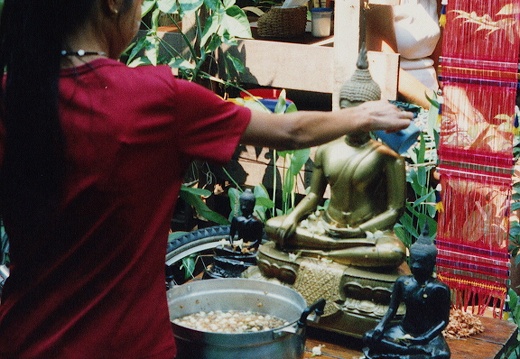 Ofrenda en el Songkram Festival