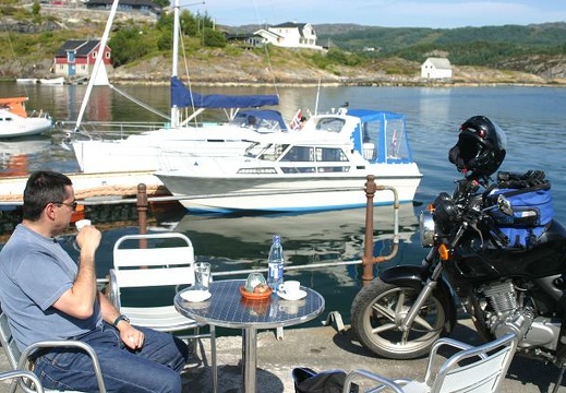 Tomando café (1848 visitas) Tomando café en Sotra Tomando café