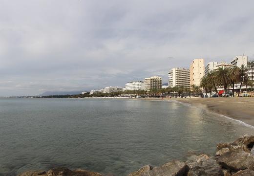 Playa de la Fontanilla (2140 visitas) Playa de la Fontanilla, vista desde el espigón del Puerto Deportivo de Marbella Playa de la Fontanilla