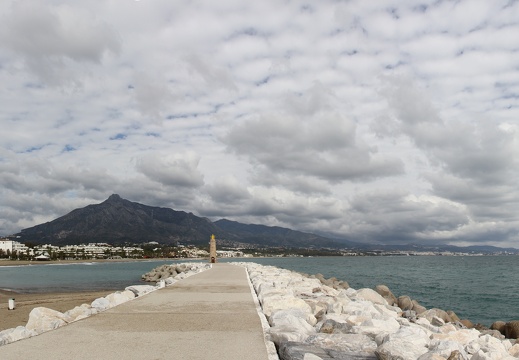 Sierra Blanca desde Puerto Banús (3103 visitas) Sierra Blanca desde Puerto Banús La Sierra Blanca y la Bahía de Marbella vistas desde Puerto Banú... Sierra Blanca desde Puerto Banús