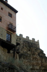 Casa colgada y muralla