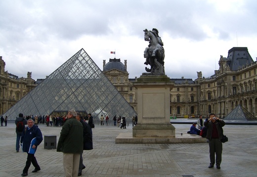 Louvre (2253 visitas) Louvre Todos haciendo fotos… Louvre