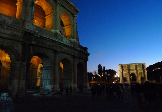 Coliseo y Arco de Constantino (1211 visitas) El Coliseo de noche, junto al Arco de Constantino Coliseo y Arco de Constantino