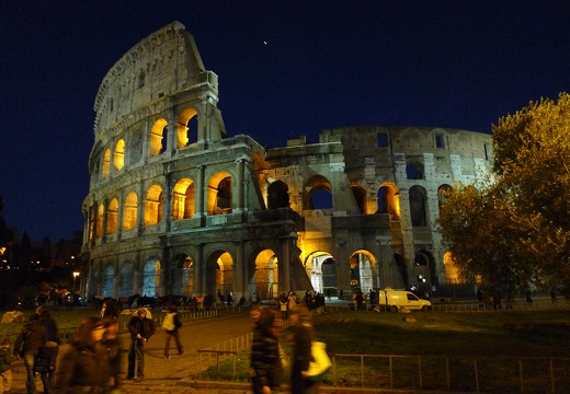 El Coliseo de noche (1161 visitas) Vista del Coliseo de Roma, de noche, iluminado El Coliseo de noche