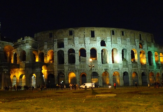 Panorámica nocturna del Coliseo (1264 visitas) Panorámica del Coliseo de Roma, de noche Panorámica nocturna del Coliseo