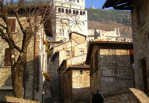 Subida a Gubbio (1694 visitas) Subida al casco viejo de Gubbio Subida a Gubbio