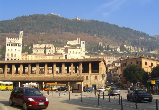 Gubbio (1942 visitas) Vista de Gubbio desde el parking de entrada a la ciudad Gubbio