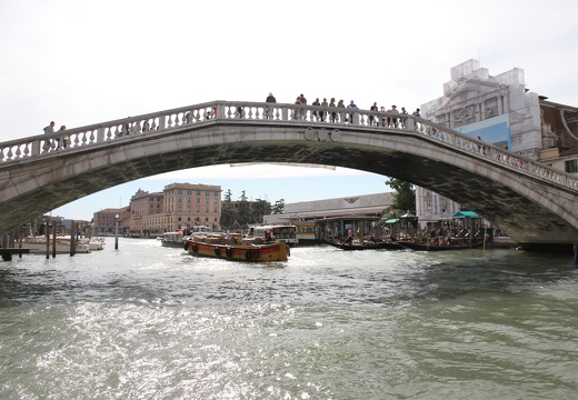 Puente de los Descalzos (1257 visitas) Puente de los Descalzos, sobre el Gran Canal de Venecia Puente de los Descalzos