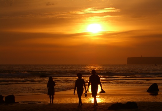 Puesta de sol (9711 visitas) Puesta de sol y gente paseando por la playa Puesta de sol